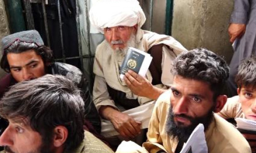 Pakistan Issuing Less Visas  for Afghans: Applicants