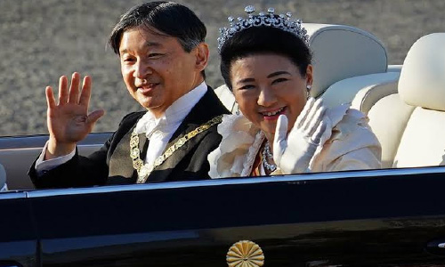 Over 100,000 Greet Japan’s Emperor at  Enthronement Parade