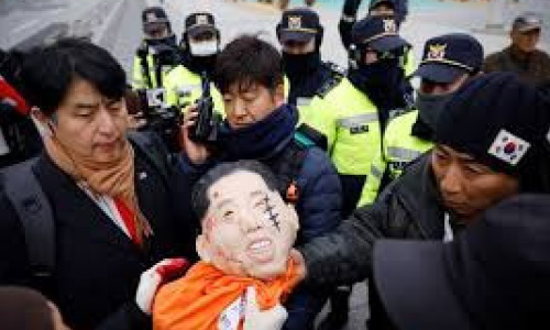 South Korean Protesters Destroy  Portraits of U.S. Ambassador