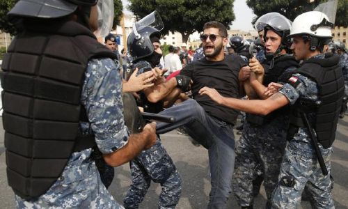 Lebanese Police Drag Protestors, Remove Roadblocks in Beirut