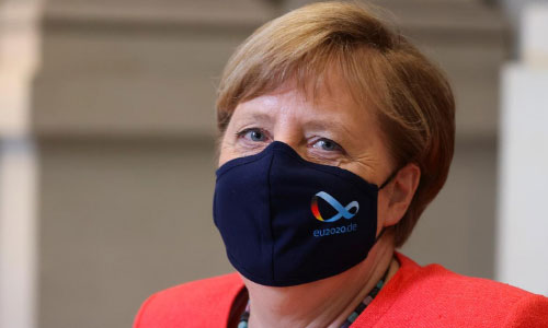 Merkel Makes First Masked Appearance  to Ward Off Criticism
